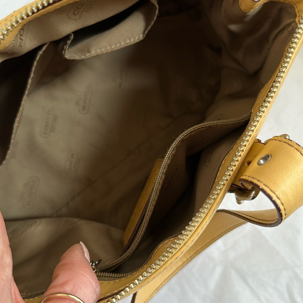 Vintage coach legacy bag 9545,soft creamy yellow leather. Exc. cond. & dust bag. - Picture 6 of 7